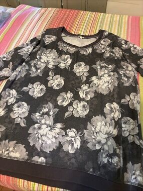 Eyeshadow Black Floral Crewneck Sweatshirt